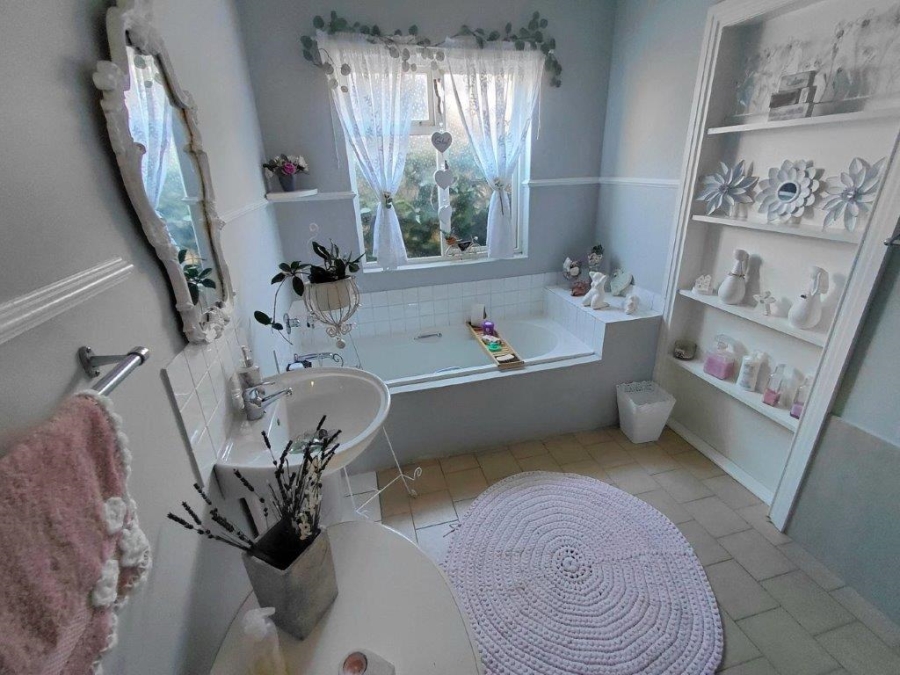 5 Bedroom Property for Sale in Winslow Western Cape